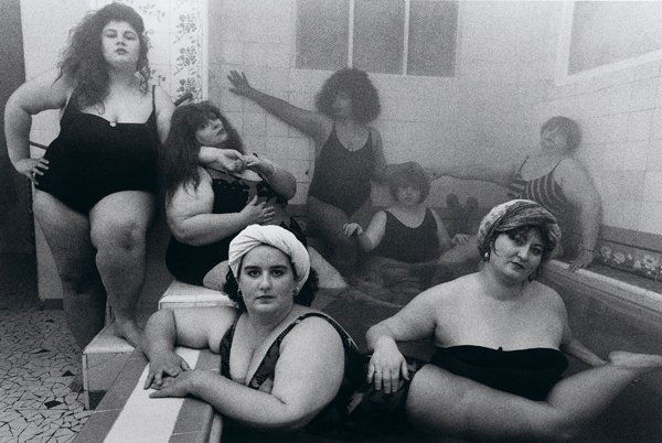 WILLIAM KLEIN: 1928 CLUB ALLEGRO FORTISSIMO, PARIGI, 1990 Stampa alla gelatina ai sali d'argento, cm 30,5x45,4 su carta cm 40,5x50,5. Firma, titolo e data a matita sul retro. Bibliografia: William Klein Portfolio: B