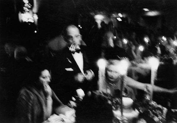 WILLIAM KLEIN: 1928 BALLO DI BENEFICENZA DI ELSA MAXWELL AL WALDORF ASTORIA, NEW YORK, 1954-55. Stampa alla gelatina ai sali d'argento, cm 31x45 Firma e titolo a matita sul retro. Bibliografia: William Klein, New Yo