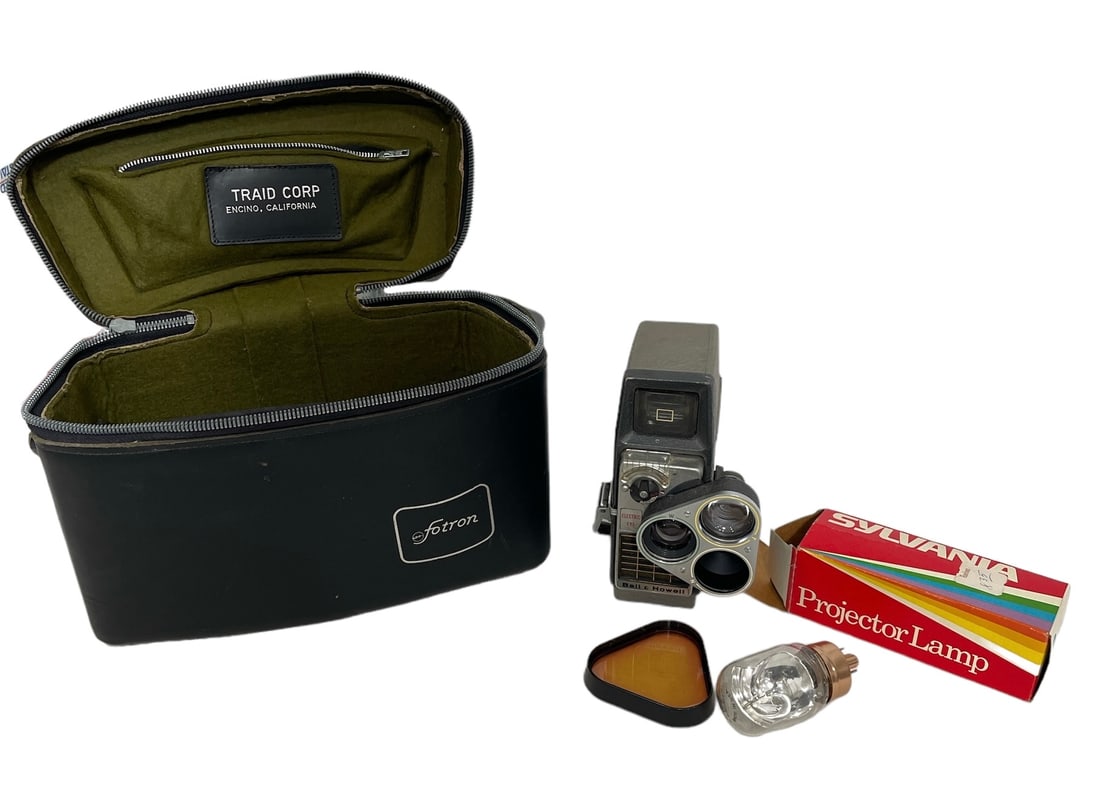 Vintage Bell & Howell 8MM Movie Film Camera with Case: Vintage Bell & Howell 8MM Movie Film Camera with Case