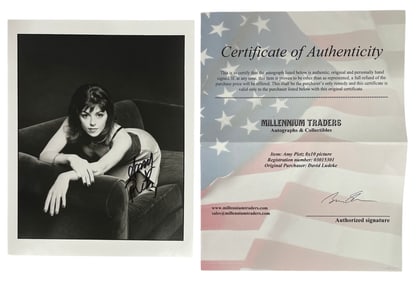 Signed Photo Of Amy Pietz With COA