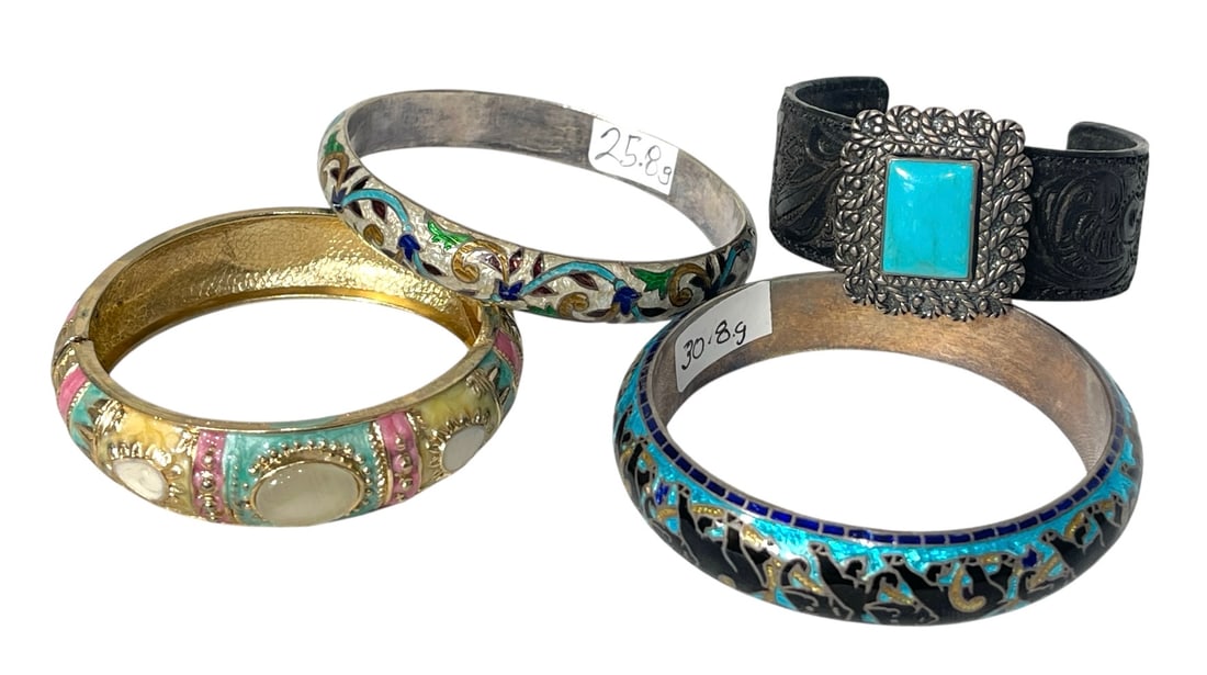 Bracelet Collection: AUTHENTICATION HAS NOT BEEN PERFORMED TO GUARANTEE VERIFICATION | All purchases are made at the buyers discretion