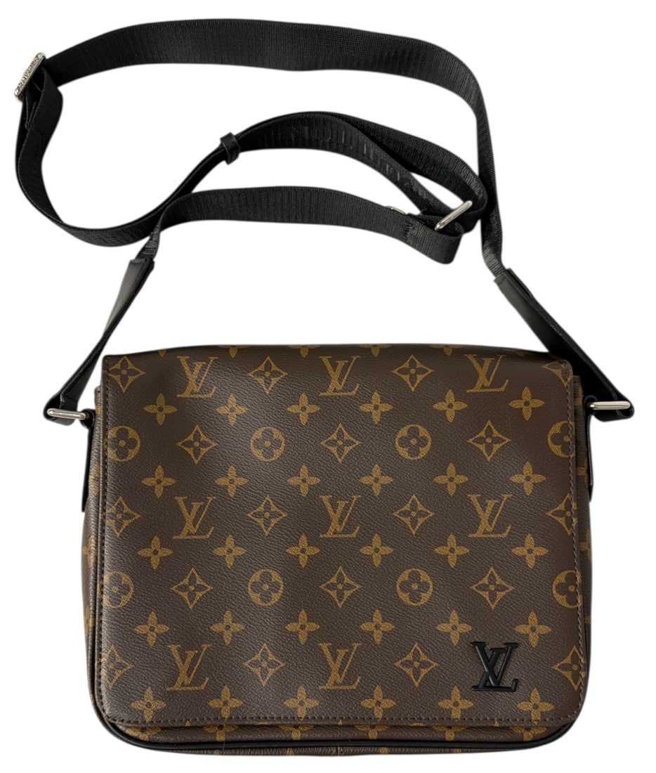 Designer Messenger Bag: AUTHENTICATION HAS NOT BEEN PERFORMED TO GUARANTEE VERIFICATION | All purchases are made at the buyers discretion