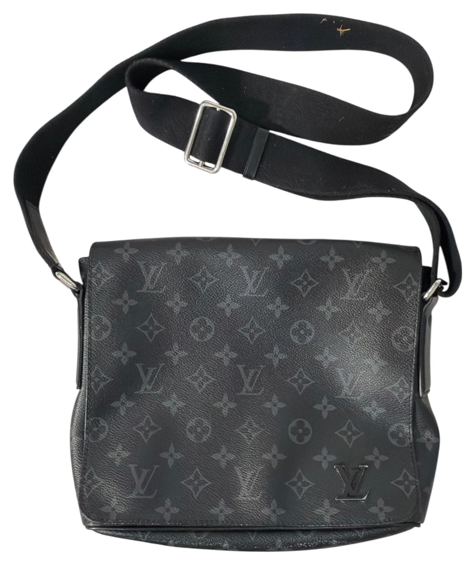 Designer Messenger Bag: AUTHENTICATION HAS NOT BEEN PERFORMED TO GUARANTEE VERIFICATION | All purchases are made at the buyers discretion