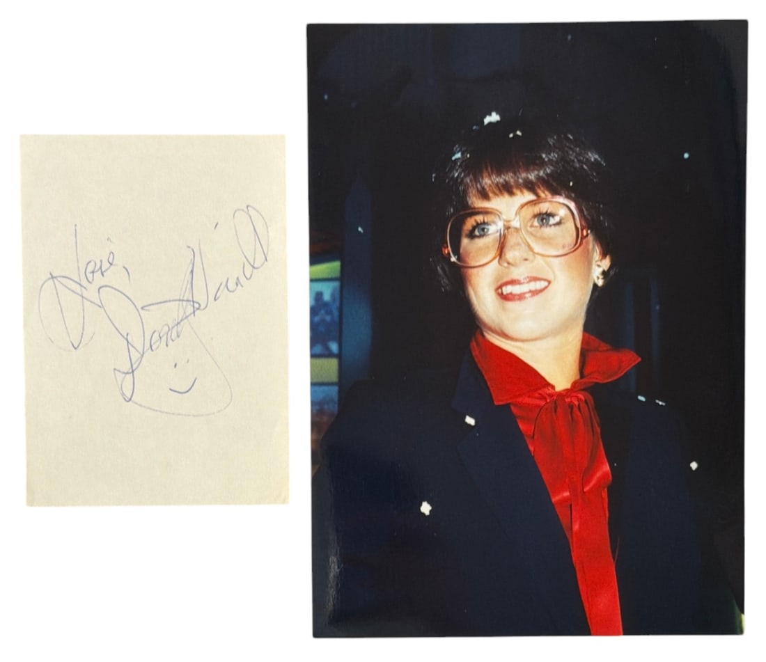 Autograph of Dorothy Hamill and Photo | no coa: AUTHENTICATION HAS NOT BEEN PERFORMED TO GUARANTEE VERIFICATION | All purchases are made at the buyers discretion