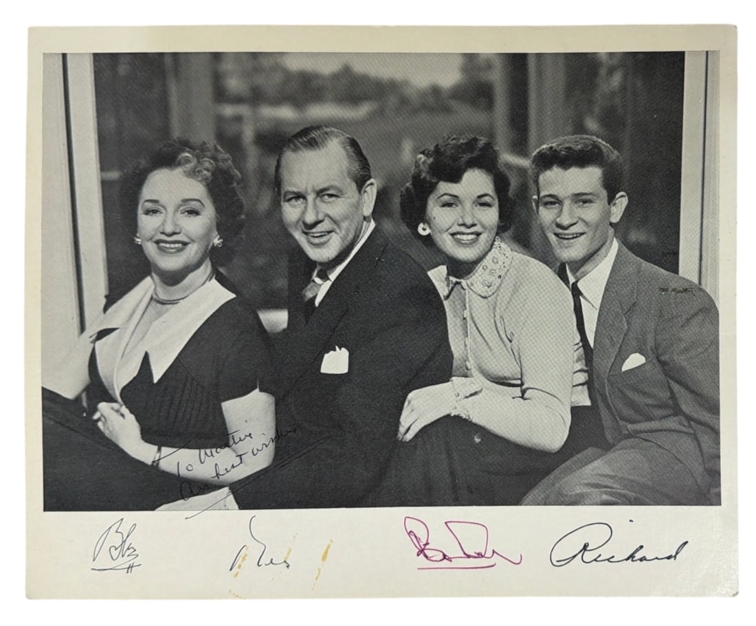 SIGNED Photo of the Cast Life With The Lyons | no coa: SIGNED Photo of the Cast Life With The Lyons | no coa