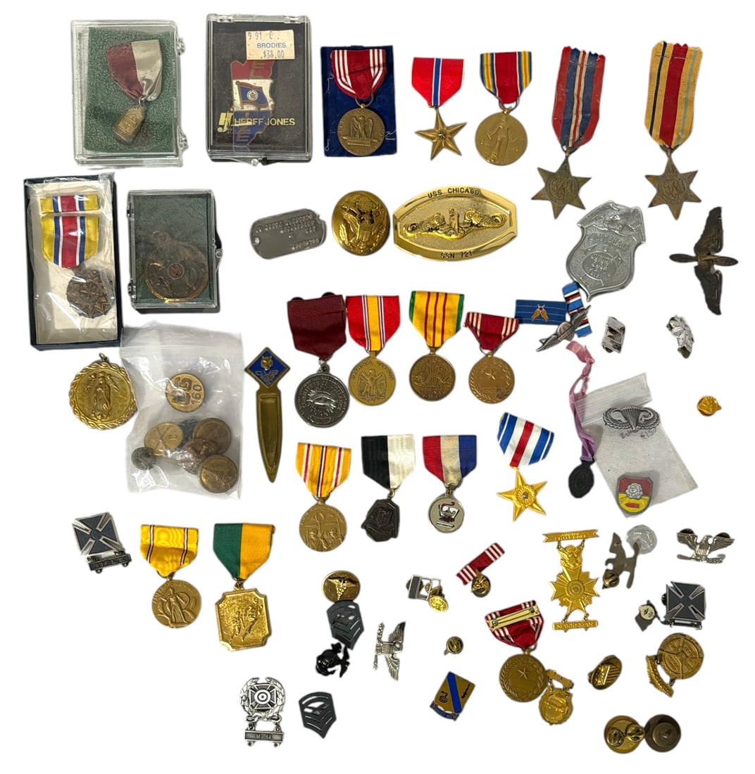 United States Military Medals Badges and Insignia Collection: United States Military Medals Badges and Insignia Collection