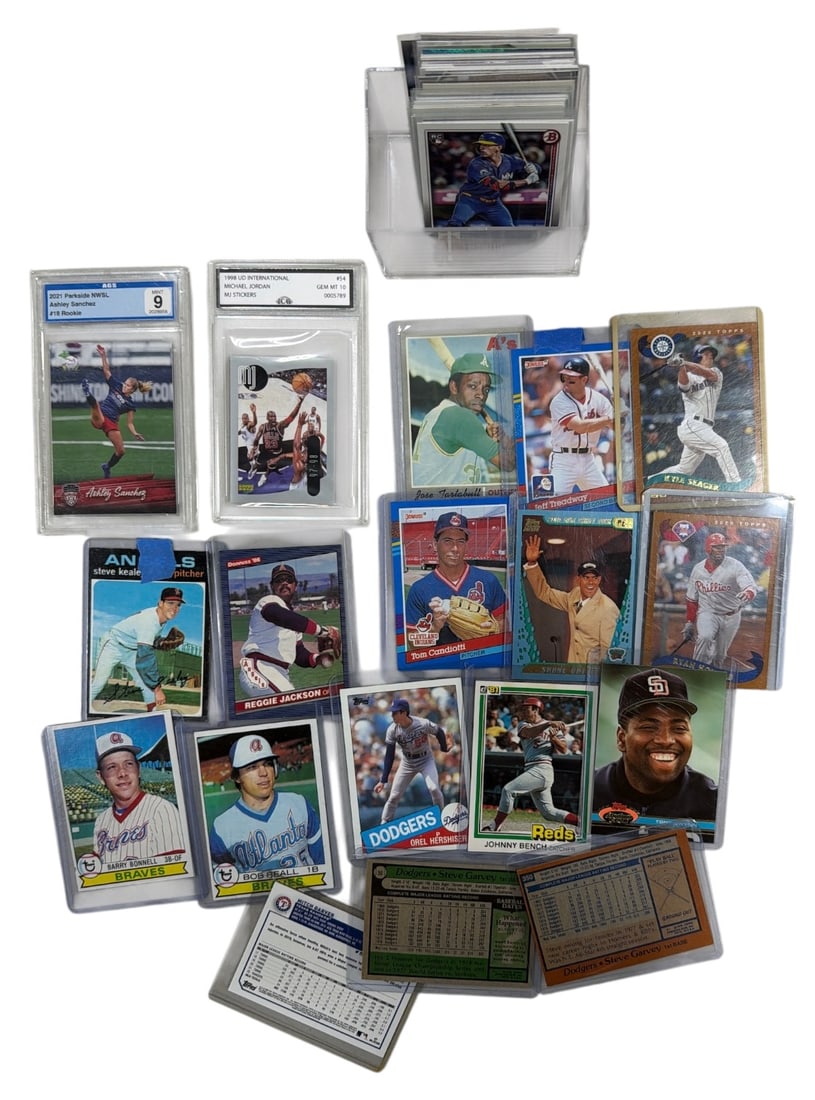 Sport Trading Card Collection: AUTHENTICATION HAS NOT BEEN PERFORMED TO GUARANTEE VERIFICATION | All purchases are made at the buyers discretion