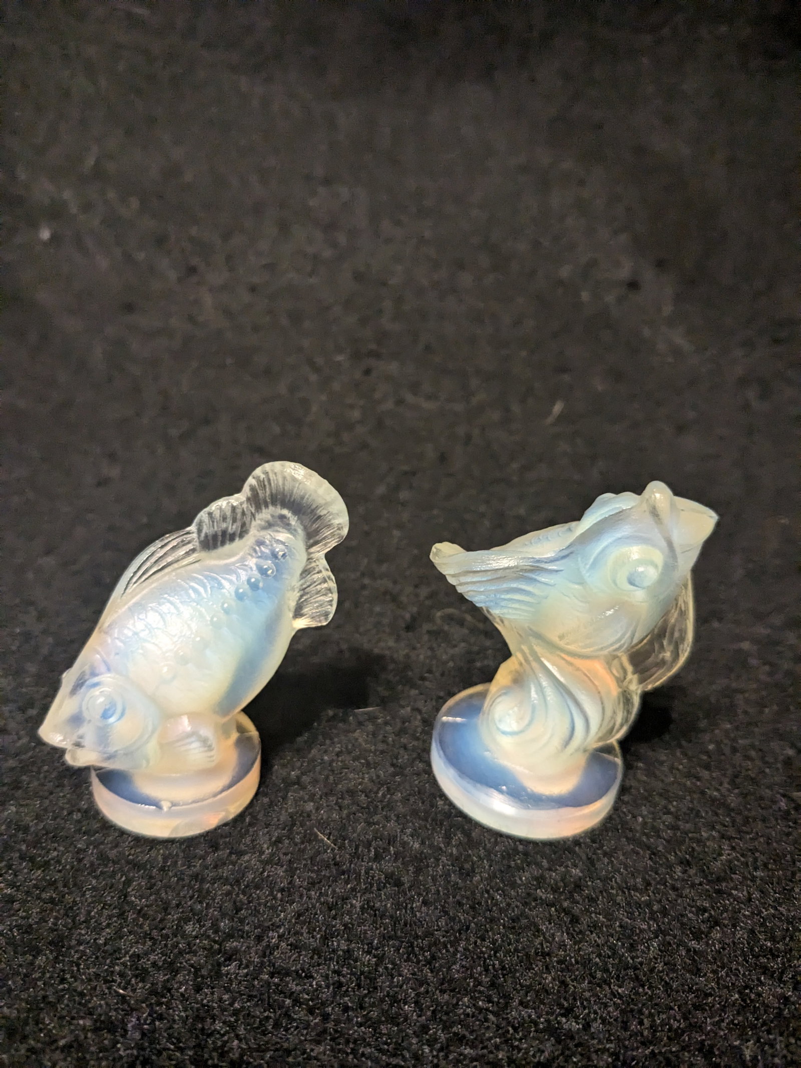 Sabino Art Glass Goldfish: Sabino Art Glass Goldfish. 2.75" x 2.5" In-house shipping is available for smaller items. Shipping is available for larger and other fragile items through Pac Mail, which is a local shipping option. Y