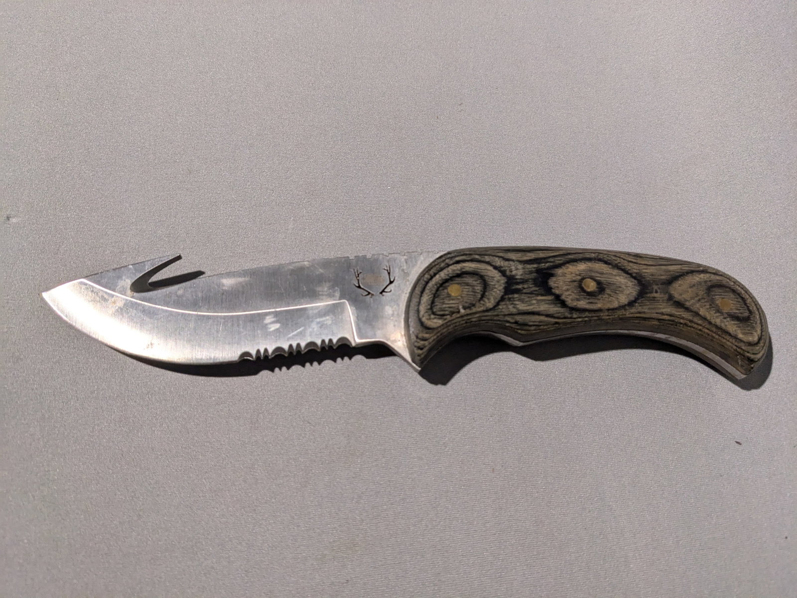 5" Cabelas Outfitter Series Skinning Knife: 5" Cabelas Outfitter Series Skinning Knife. In-house shipping is available for smaller items. Shipping is available for larger and other fragile items through Pac Mail, which is a local shipping optio