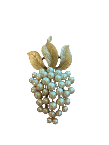 Trifari Pin: Trifari Pin.In-house shipping is available for smaller items. Shipping is available for larger and other fragile items through Pac Mail, which is a local shipping option. You may also opt for a shippe