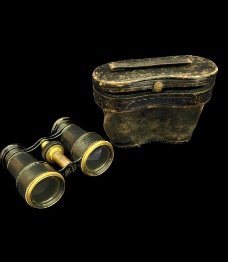 Antique Colmont Fab (Paris) Opera Glasses - Engraved MP with: Antique Colmont Fab (Paris) Opera Glasses - Engraved MP with.In-house shipping is available for smaller items. Shipping is available for larger and other fragile items through Pac Mail, which is a loc