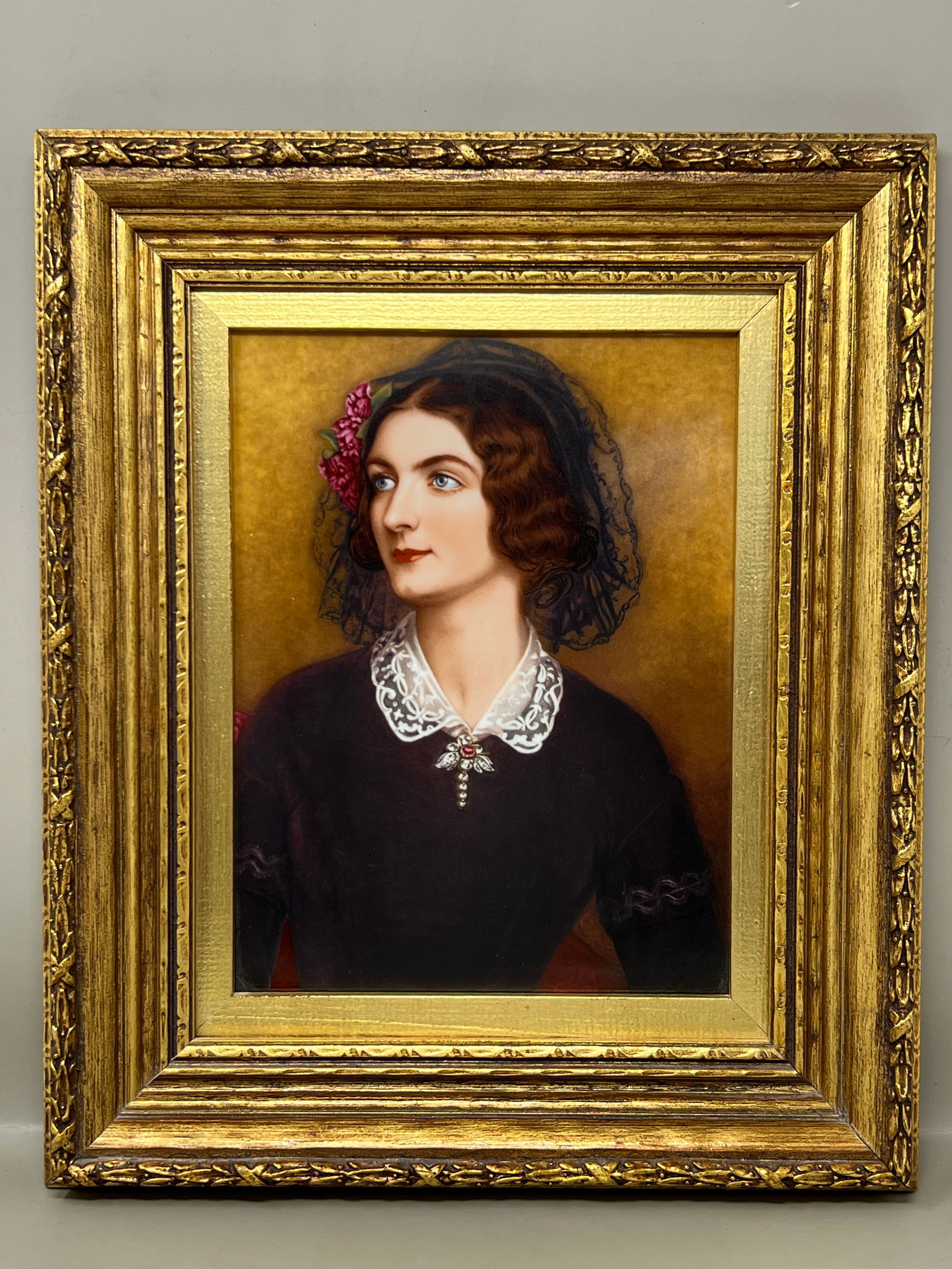 Lola Montez German Porcelain Plate in Giltwood Frame: pristine condition and stunning