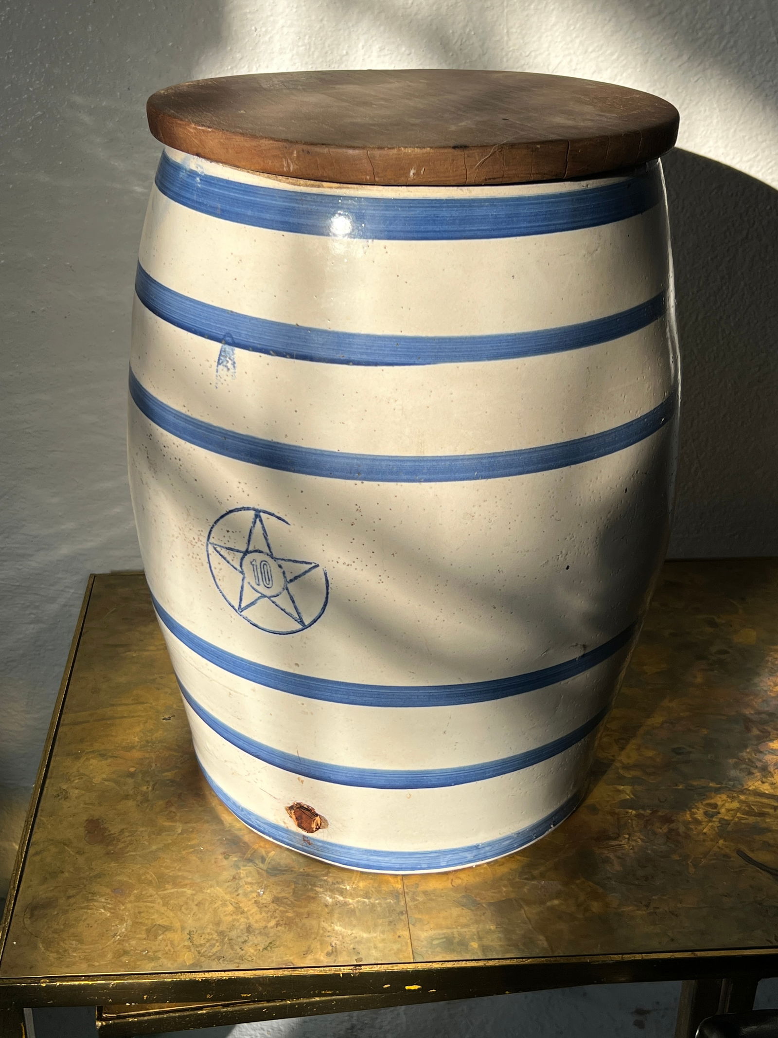 Antique 10 Gallon Crock w Wood Lid, Sealed Spigot Hole (1 of 11)