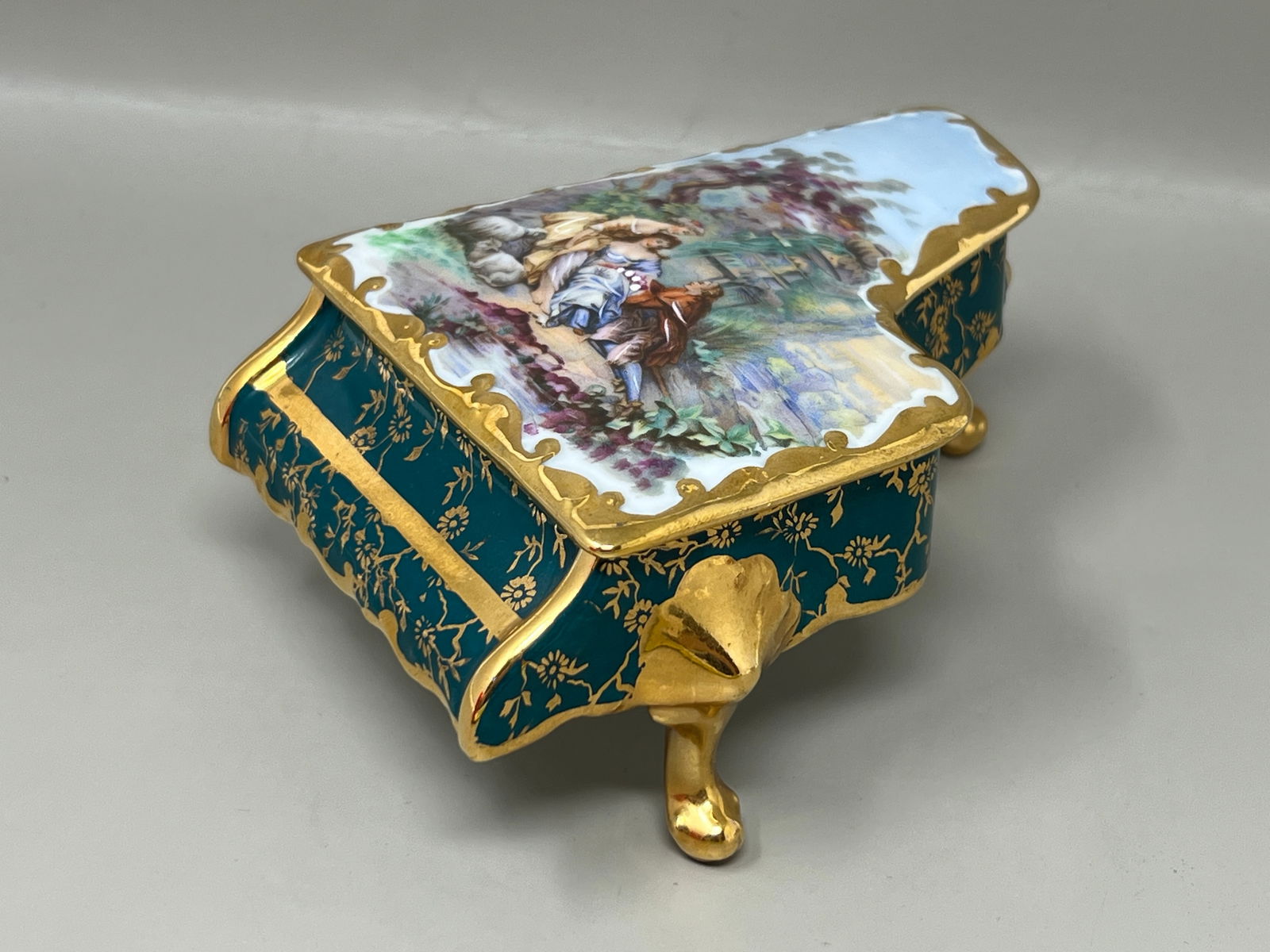 Limoges French Porcelain Trinket Box Figural Piano: beautiful condition
