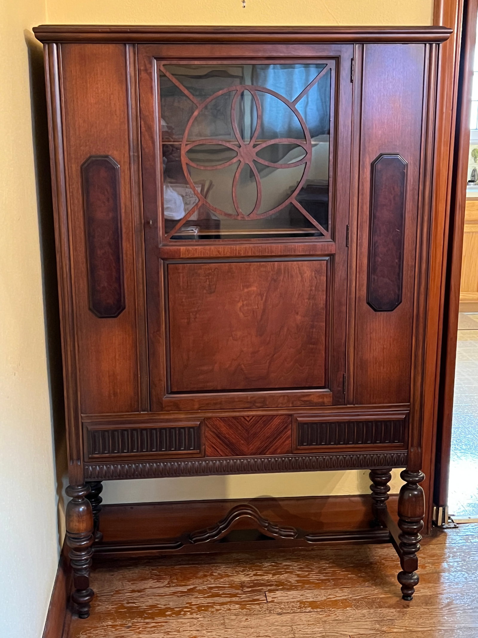 Antique China Hutch Curio Cabinet: Matches lots 66 &67