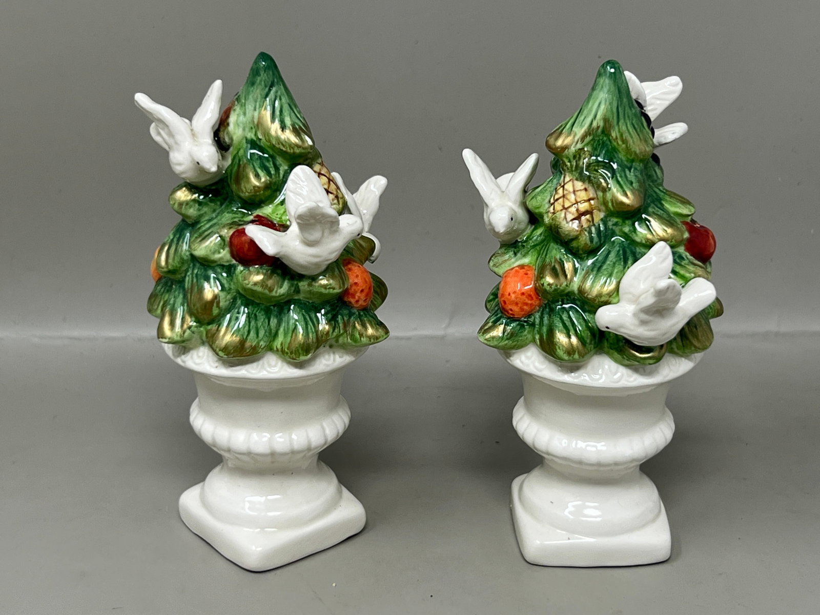 Peace Doves Christmas Salt & Pepper Shakers: great condition, no noticeable chips