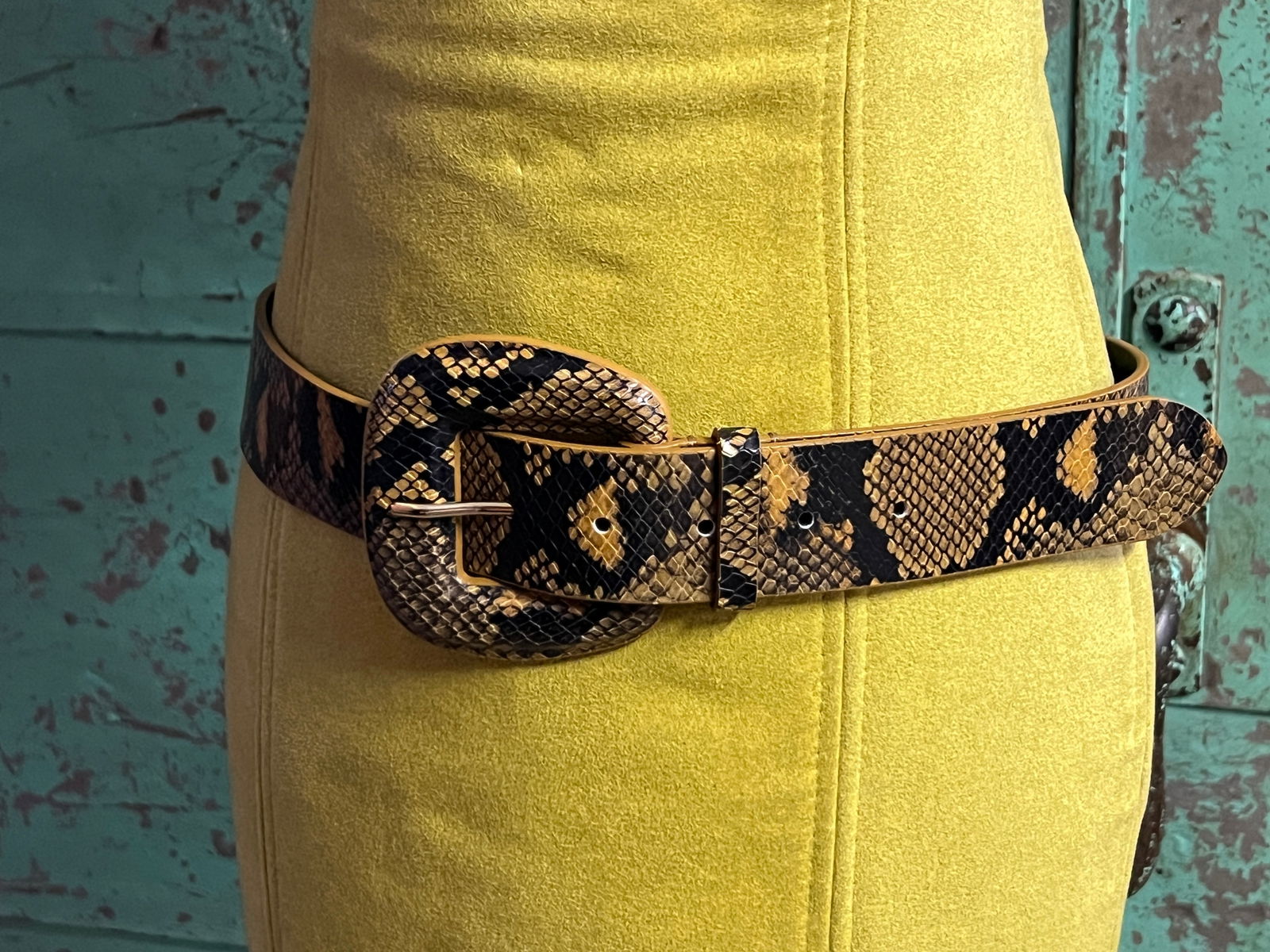 Sz M Rebecca Beard Italian Leather Belt: Please email Auctioneer if additional measurements are needed