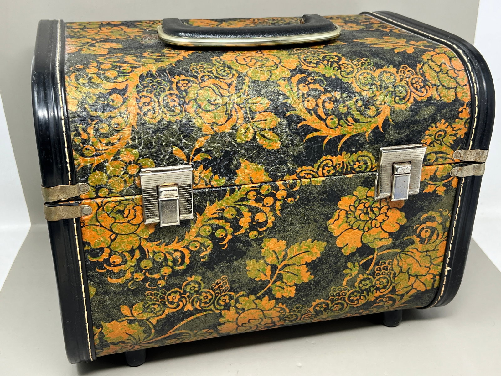 1970s Vintage Trunk Case Vanity Luggage: great condition, aside from metal needing buffing and polish