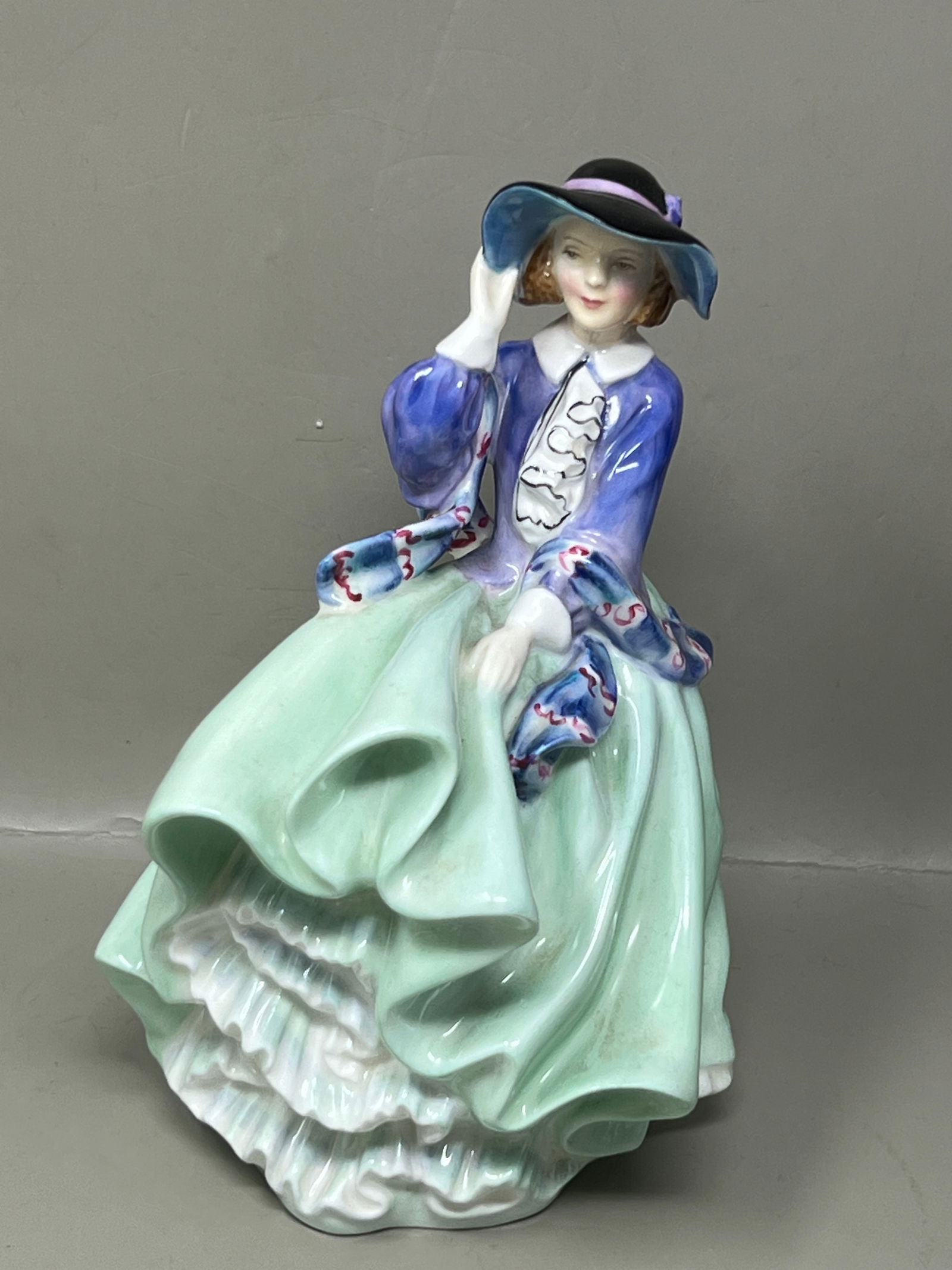 Older Royal Doulton Top o the Hill HN1533 Figurine: has handpainted numbers