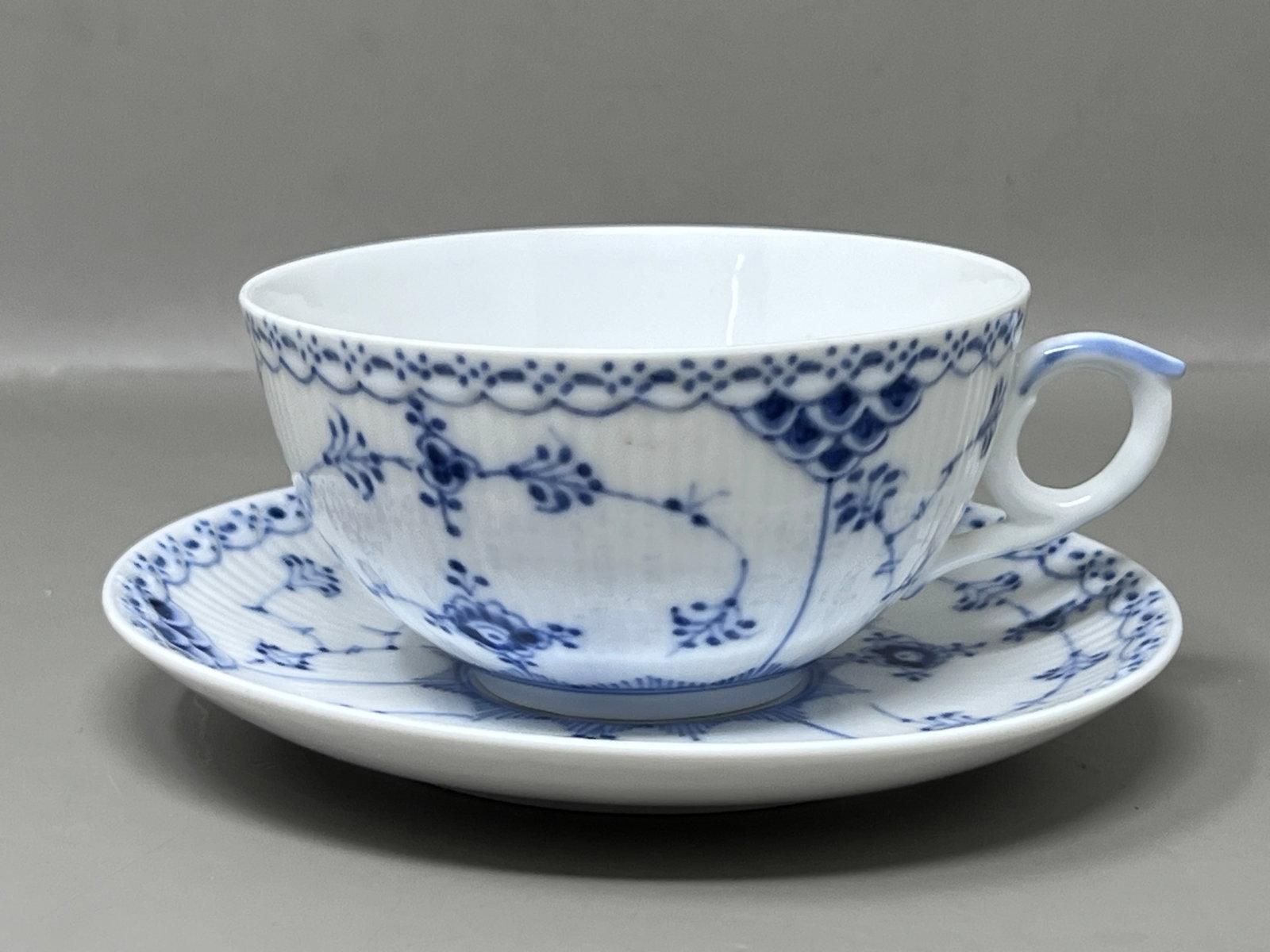 (1) Royal Copenhagen Blue Fluted Half Lace Teacup & Saucer (1 of 7)