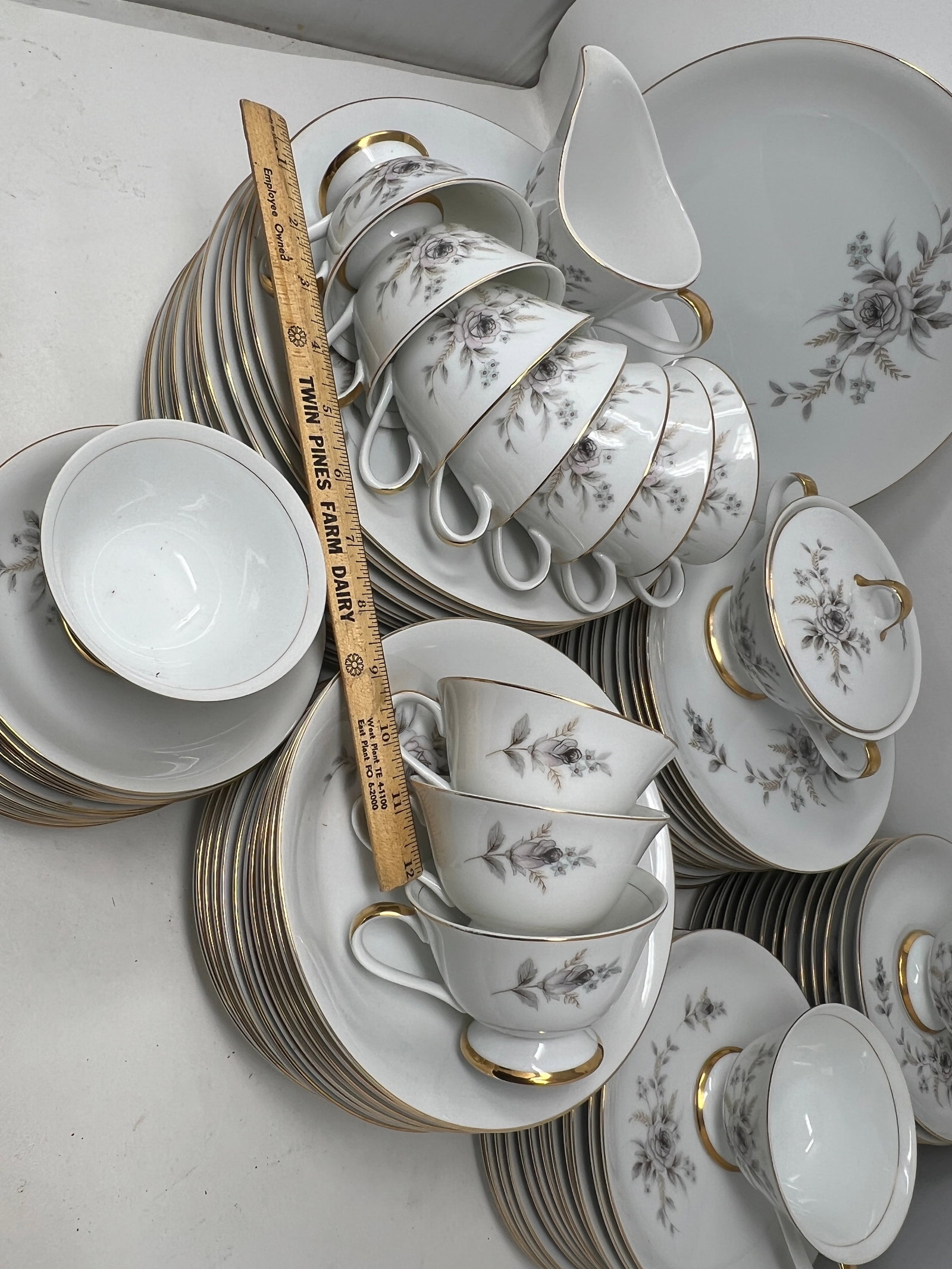 Sebring Pottery Co. 22k Gold Rimmed "Serenade" China Set: any chips/flicks noted in photos