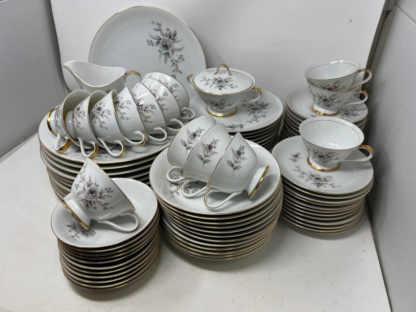 Large Set "Arlen" Tivoli Japanese Porcelain China Set: any chips/flicks noted in photos
