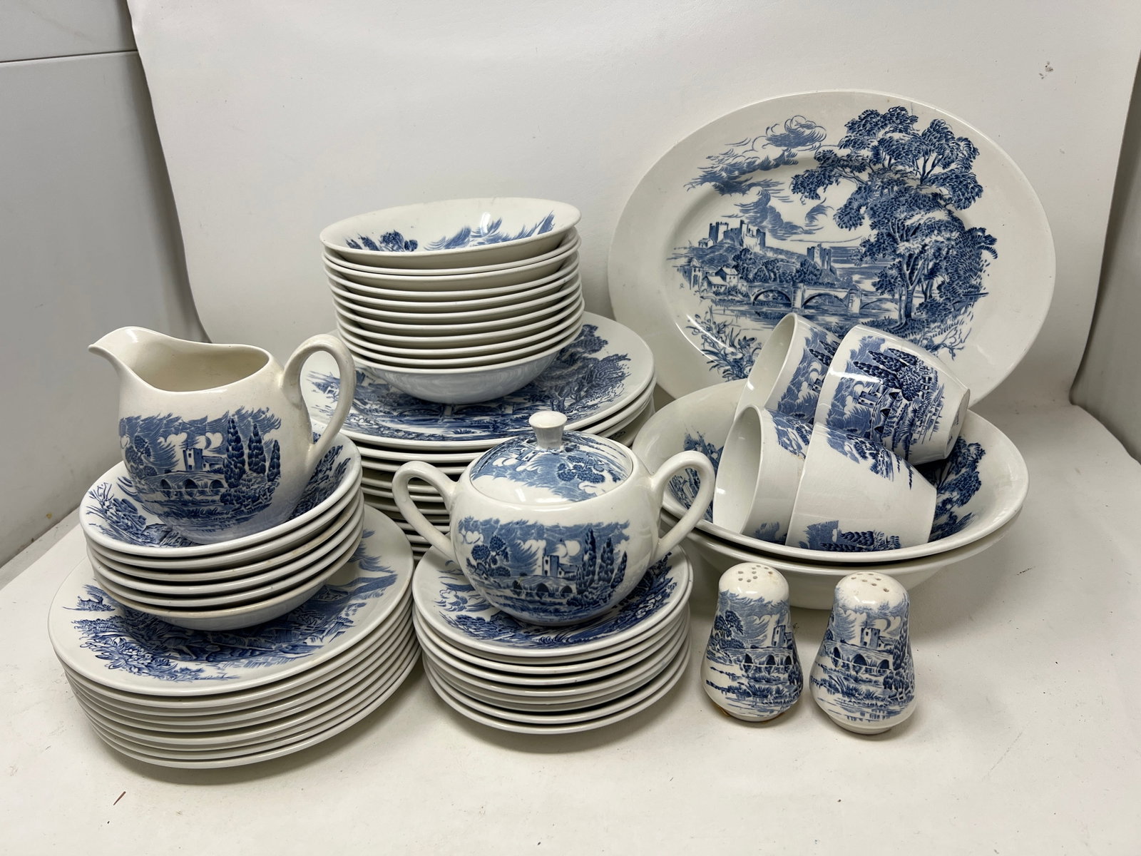 Large Mixed Set Wedgwood "Countryside" Blue & White China Set: any chips/flicks noted in photos