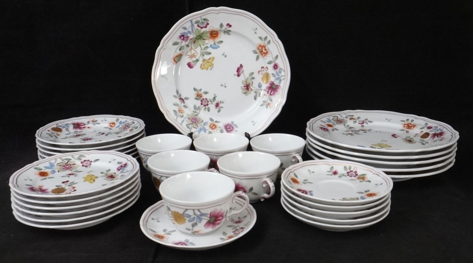 Vintage 36 Pc Set Richard Ginori Dinnerware - 1735 c Pattern. (1 of 19)