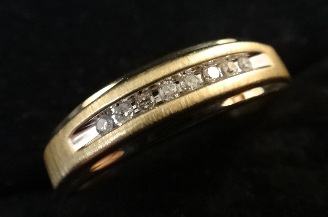 Vintage 10k Gold Ring with 8 full cut diamonds. Size 13 (1 of 6)