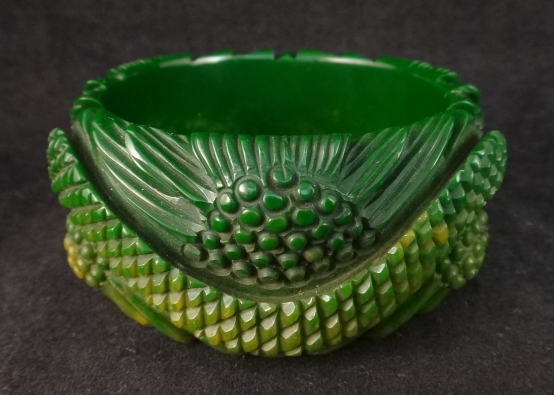 Vintage Emerald Green Bakelite Bangle, dragon/scale design  (1 of 6)