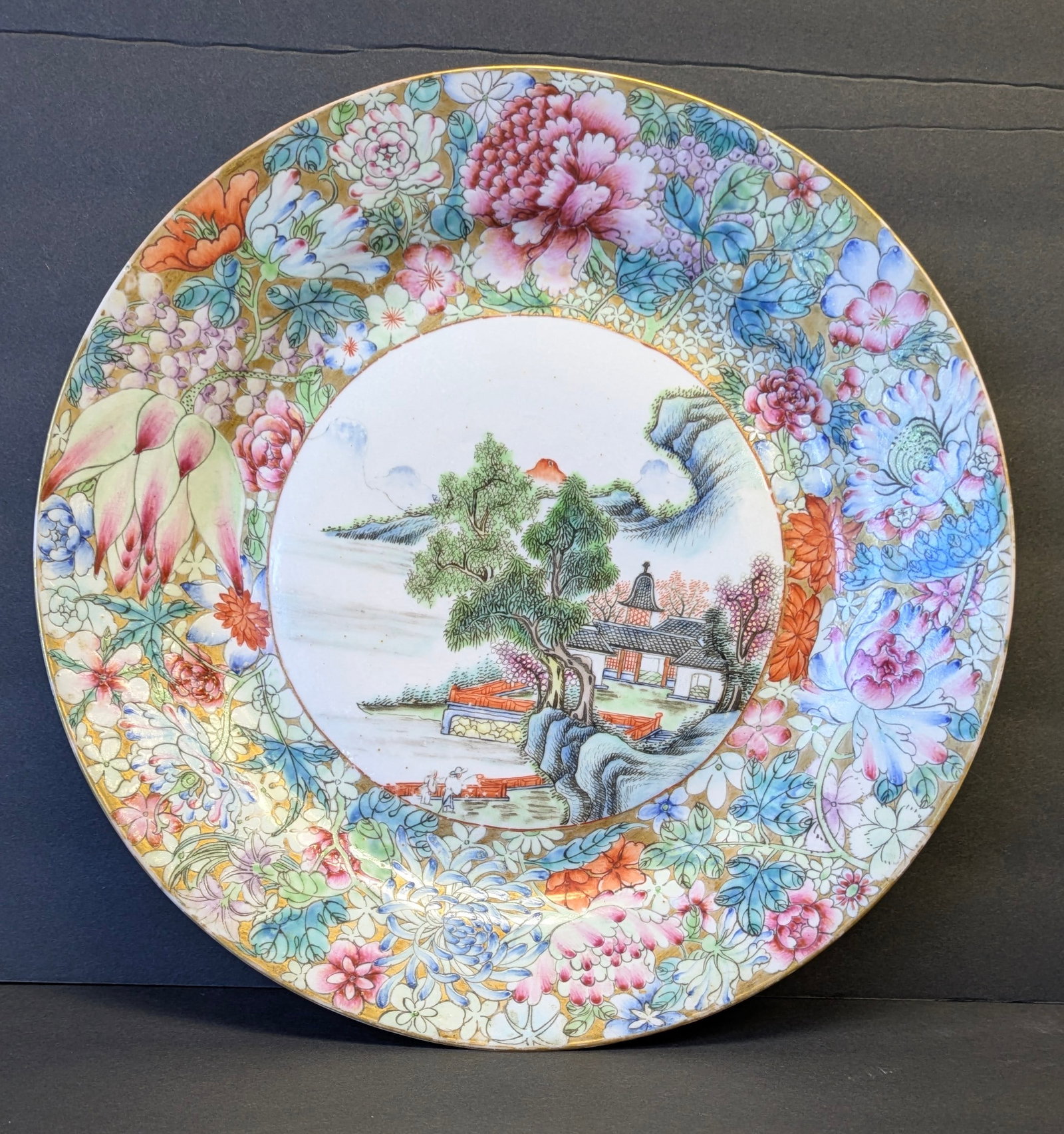 Antique Chinese Guangxu HP Porcelain Plate- pavilion on a lake: Antique Chinese Guangxu Hand Painted Porcelain Plate with an exceptionally fine painted design of a pavilion on a lake with floral border. Late Qing dynasty, Guangxu period (1875-1912). Apocryphal Qia