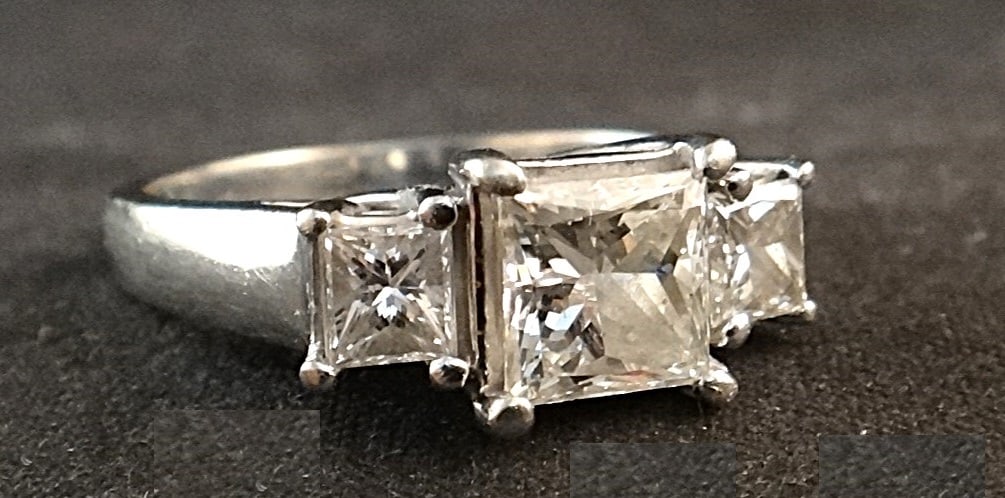 Vintage 10k White Gold Ladies Ring w/3 Princess Cut Diamonds, 7 1/2. (1 of 3)