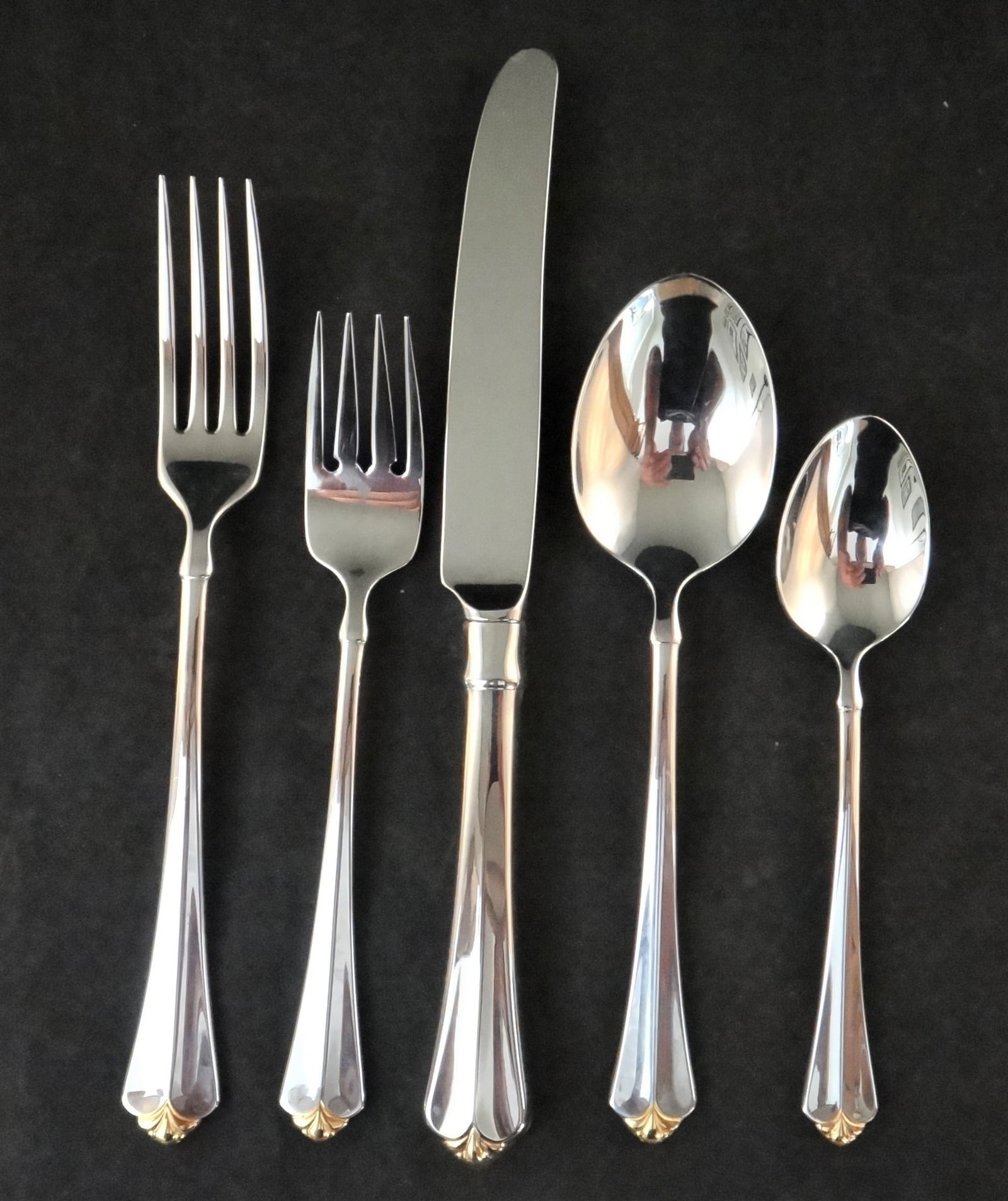34 pc. Oneida Golden Juilliard Stainless Flatware Set with 18k Gold Trim. (1 of 6)