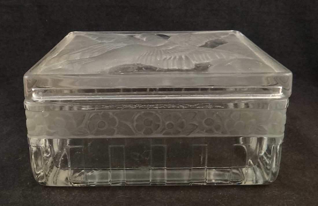 Vintage French Verlys Crystal Lidded Box. 2 Doves & floral band (1 of 7)