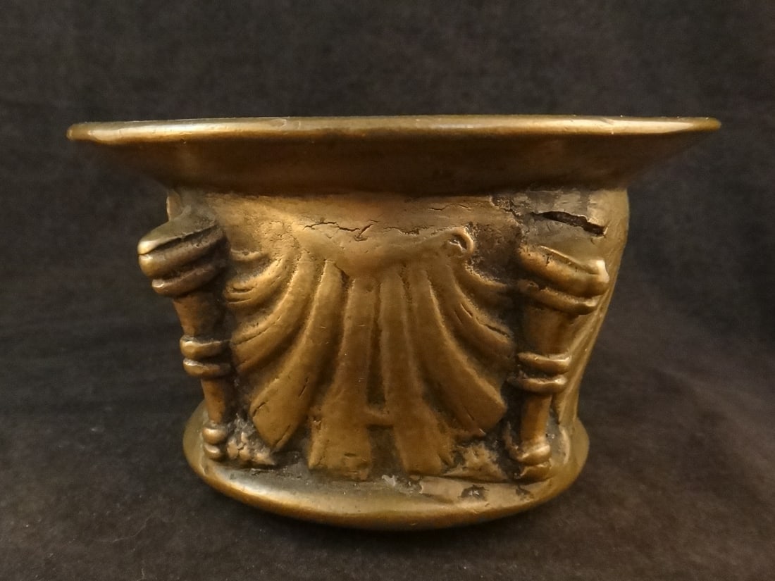 16th/17th c. French Louis XIV Baroque Bronze Mortar: Rare 16th/17th cent. French Louis XIV Baroque Bronze Mortar with side Shell Designs. Measures 2 5/8” tall, top rim is 4 ¾” dia.
