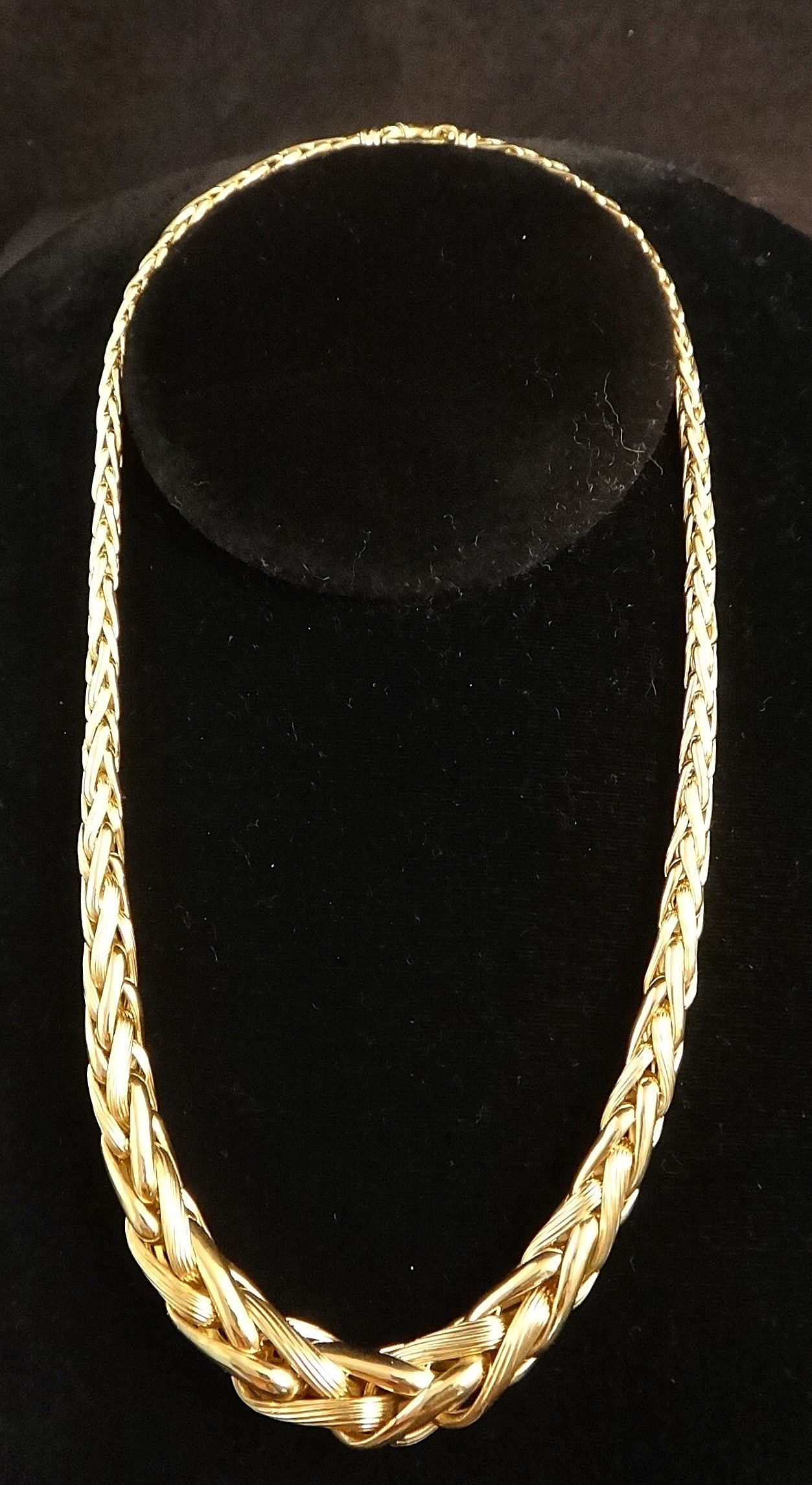 Italian 18k Solid Gold Graduated Necklace w/Interwoven Design: Italian 18k Solid Gold Graduated Necklace with Smooth & Textured Interwoven Design. 18.5 inches long, 4mm to 10mm. Weighs 26.5 grams. Stamped 18k & Italy on clasp, tested both chain & clasp. Taking 26