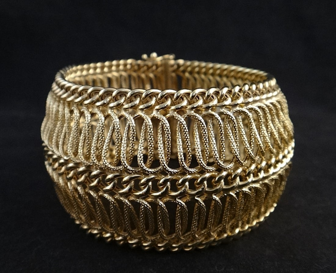 Vtg 14k Solid Gold Bracelet with Textured Woven Wire design: Vintage 14k Solid Gold Bracelet with Textured Woven Wire design & chain link border. 7” long, 33mm wide. Stamped Italy & 14k. Weighs 27.5 grams. Tested. Taking 27.5 gr. X $86 gr.= $2,365, Retail