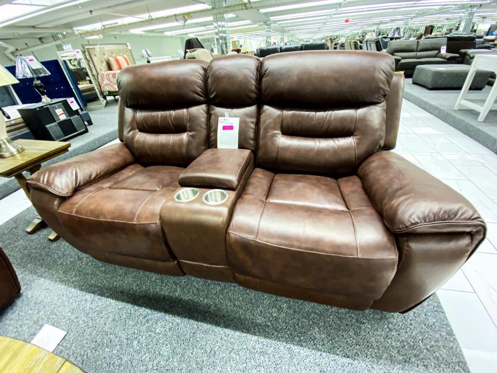 Brown leather loveseat with middle storage console (electronic recliners): *Financing available https://www.supernovafurniture.com/Contents/Site/AUCTION/AUCTION/491