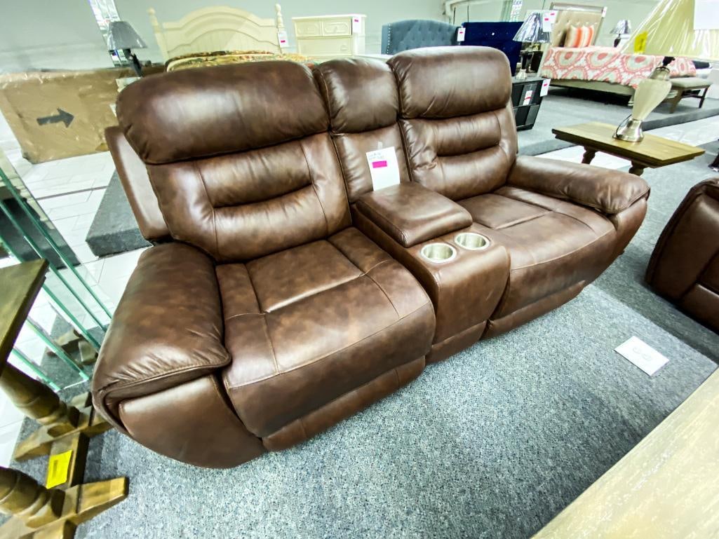 Brown leather loveseat with middle storage console (electronic recliners): *Financing available https://www.supernovafurniture.com/Contents/Site/AUCTION/AUCTION/491