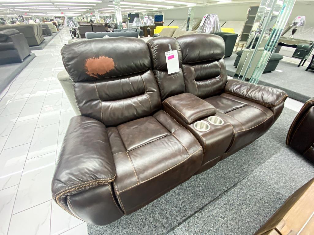 Traditional brown, leather loveseat, with electronic recliners, and middle console with two cupholde: *Financing available https://www.supernovafurniture.com/Contents/Site/AUCTION/AUCTION/491