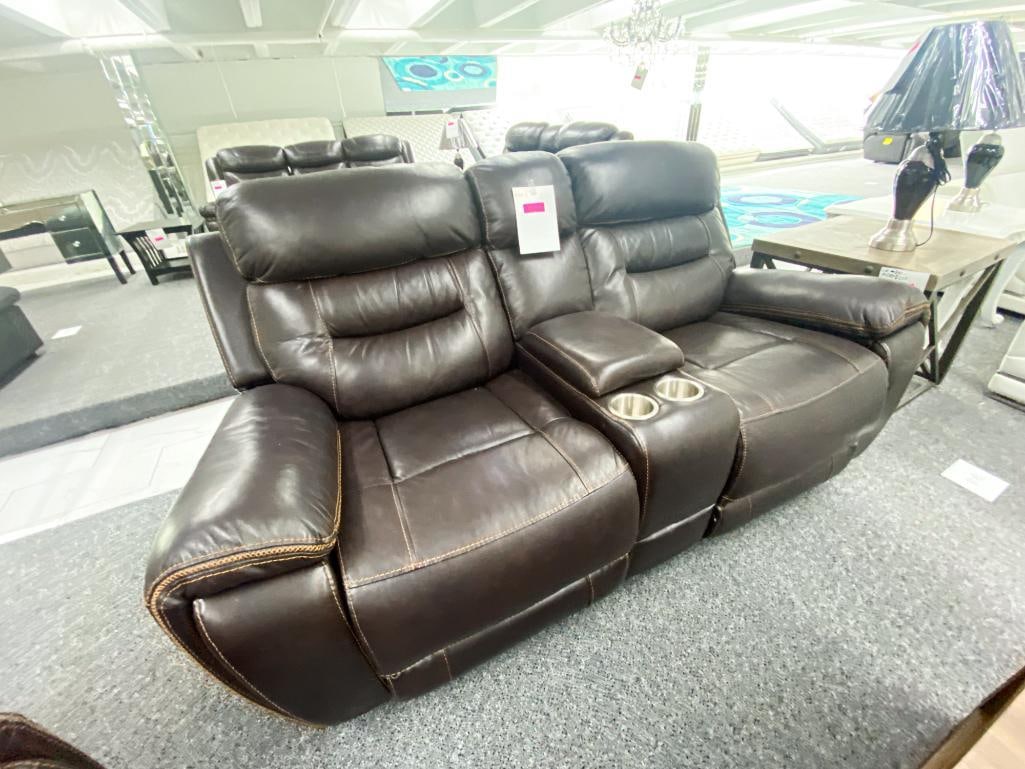 Traditional brown, leather loveseat, with electronic recliners, and middle console with two cupholde: *Financing available https://www.supernovafurniture.com/Contents/Site/AUCTION/AUCTION/491