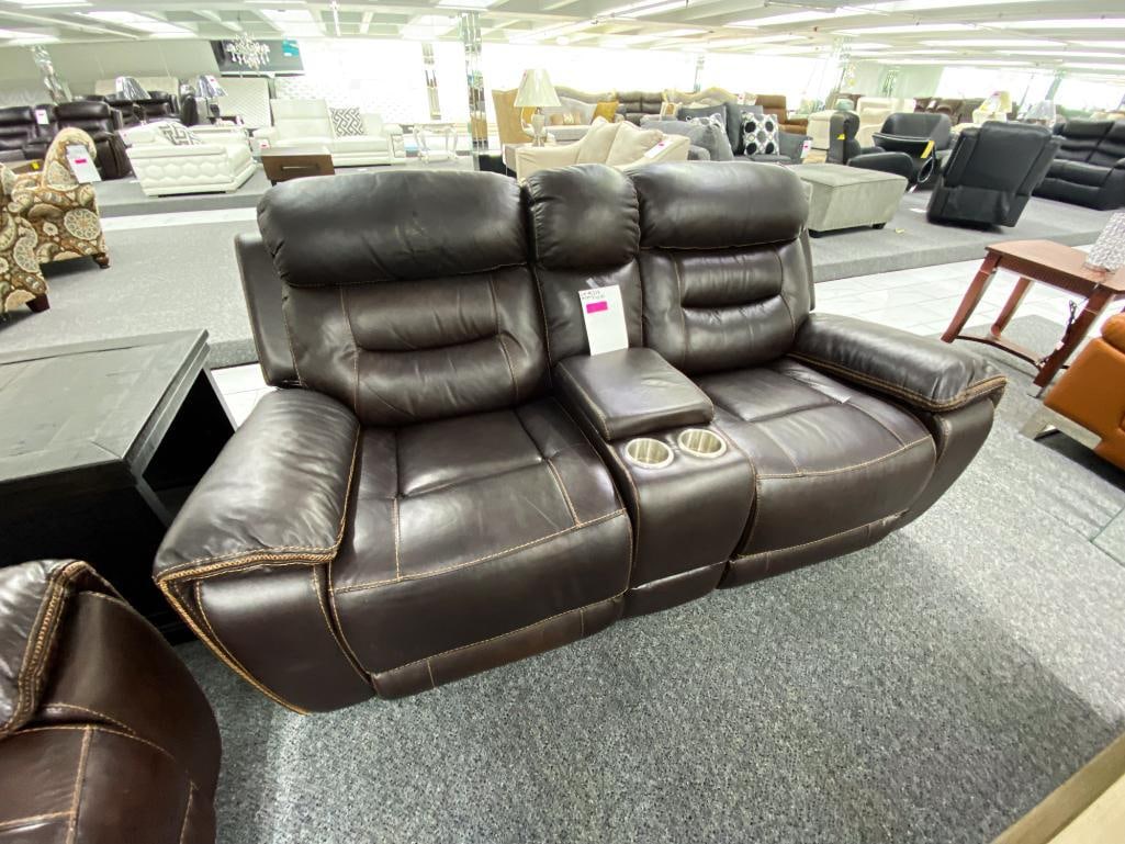 Dark, brown loveseat, with middle console, electronic, recliners, and two cupholders: *Financing available https://www.supernovafurniture.com/Contents/Site/AUCTION/AUCTION/491