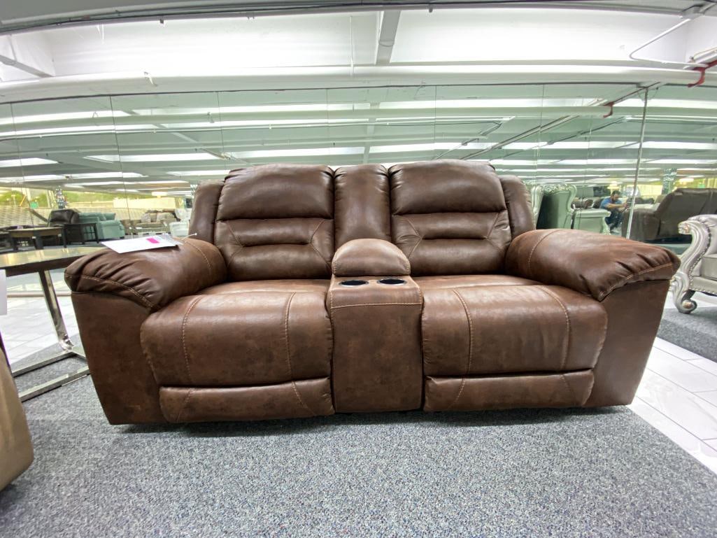 Traditional brown loveseat with electronic recliners and middle storage console, has 2 cupholders: *Financing available https://www.supernovafurniture.com/Contents/Site/AUCTION/AUCTION/491
