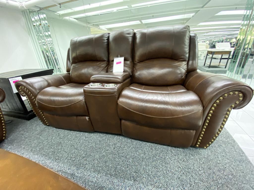 Traditional brown loveseat with electronic recliners and middle storage console, has 2 Cupholders: *Financing available https://www.supernovafurniture.com/Contents/Site/AUCTION/AUCTION/491