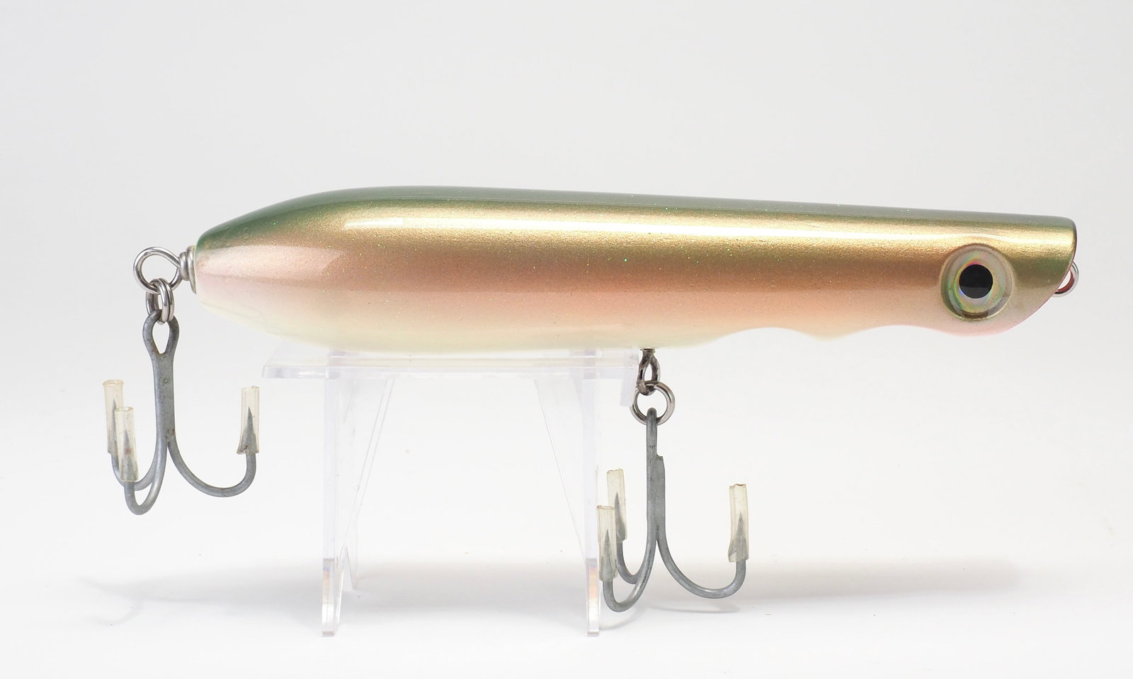 Russ Andersen - "The Pitbull": Russ Andersen 6.75" Very first prototype design with 2 double cups designed to stabilize the lure. Lure is from Russ's personal collection. Condition: Very good and original Provenance: Dennis Jenny