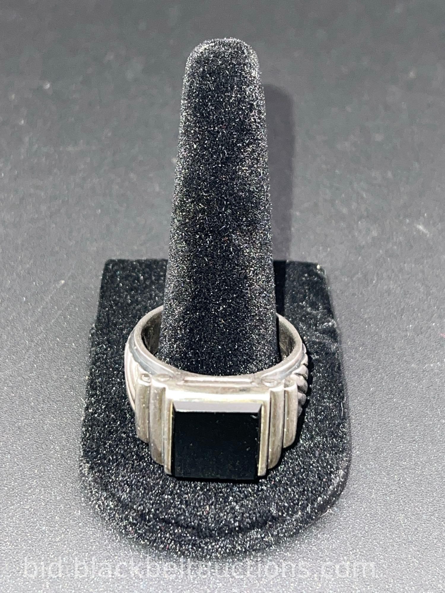 Sterling & Onyx Mans Ring: Sterling & onyx mans ring size 15. Display is not included