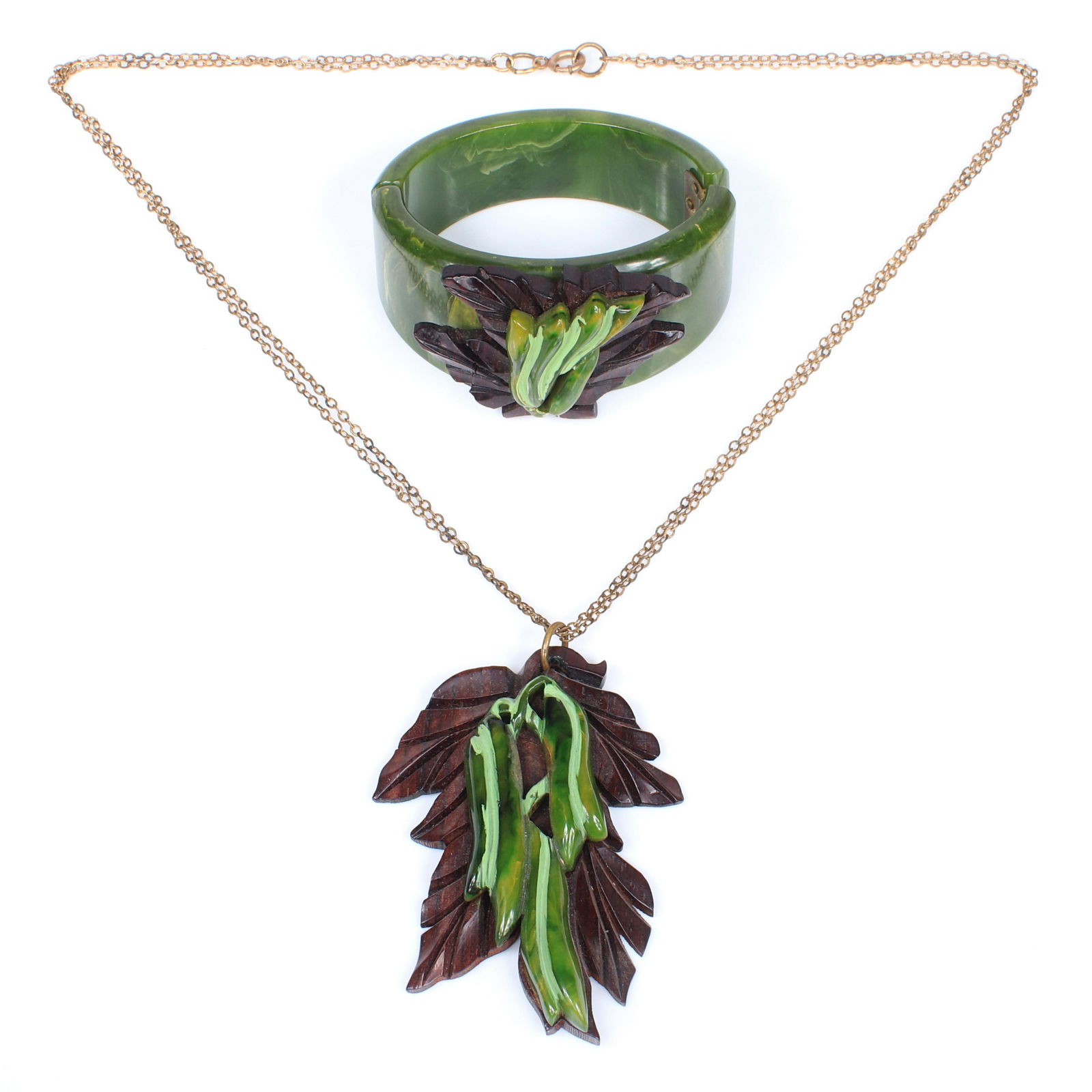 RARE vintage Bakelite 2pc. creamed spinach vegetable: RARE vintage Bakelite 2pc. creamed spinach vegetable set; wide hinged clamper cuff bracelet with applied carved snap peas or green bean bunch on wood backing with matching LARGE pendant necklace. 22 1