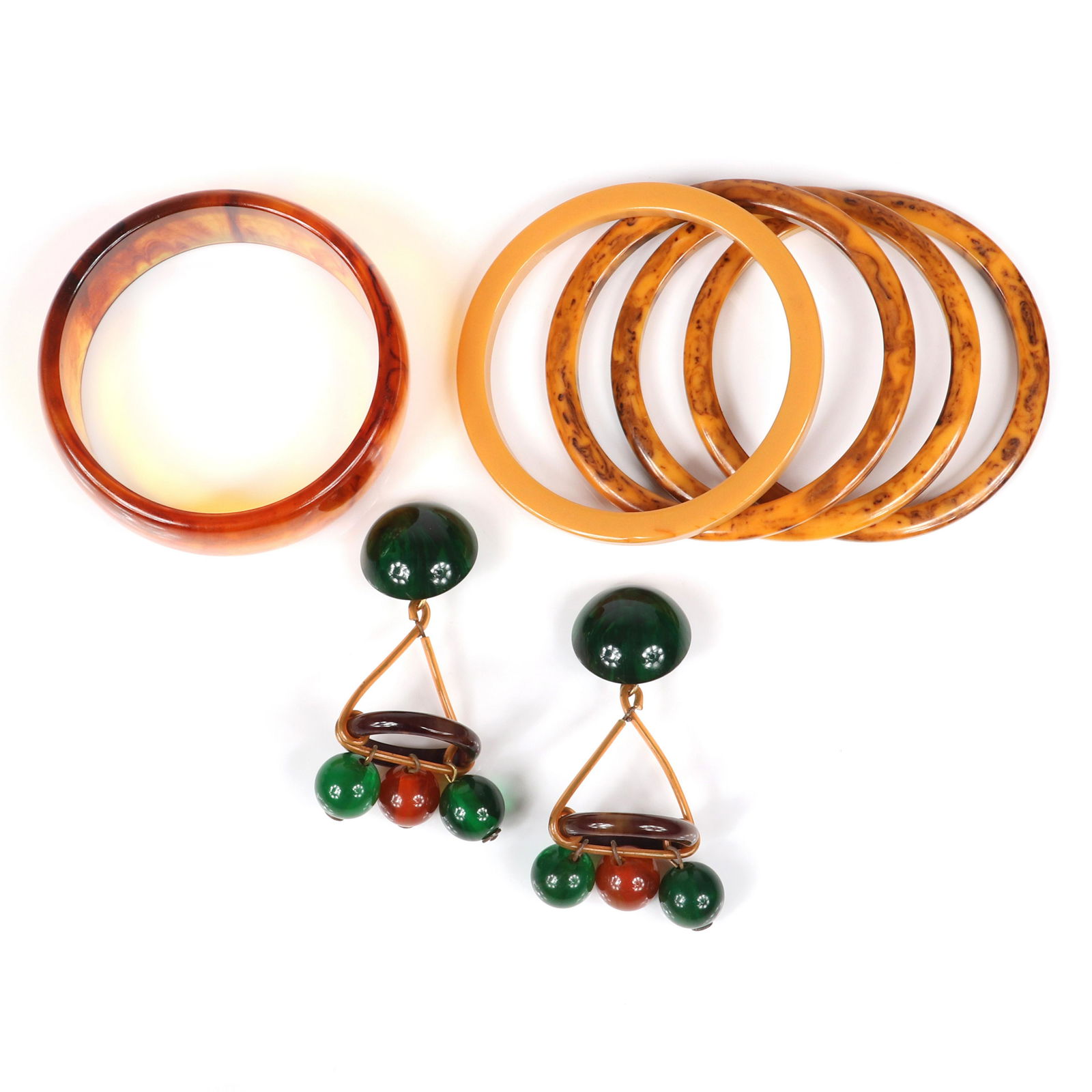 Six piece Bakelite and lucite plastic jewelry group: (1 of 4)