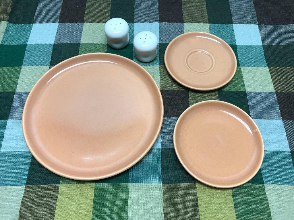 Russel Wright American Modern Five Pieces: Cantaloupe: Russel Wright American Modern Five Pieces: Cantaloupe Dinner-crazed and stained; Cantaloupe b&b-crazed; Cantaloupe Saucer; White Shakers-one with crazing and staining. 10"diam (dinner)