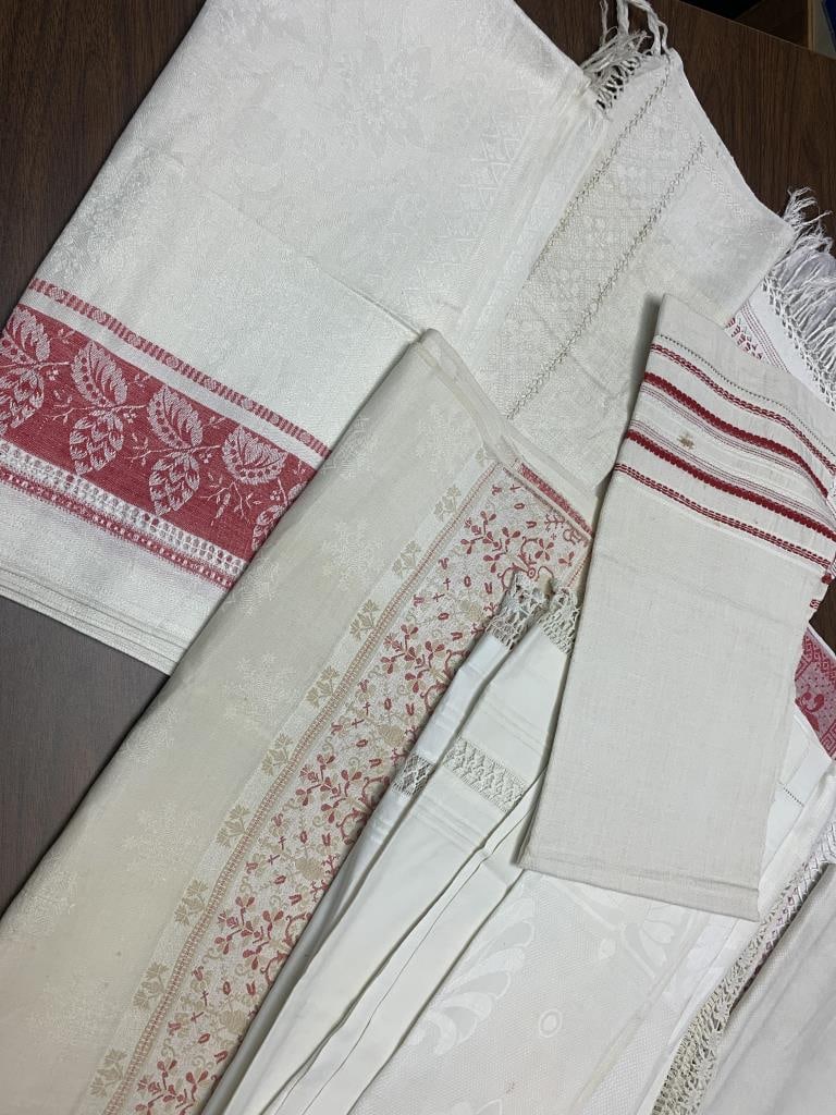 Huge box lot antique and vintage lace, bed sheets & linens, pillow cover, tablecloths, tea towels. (1 of 5)